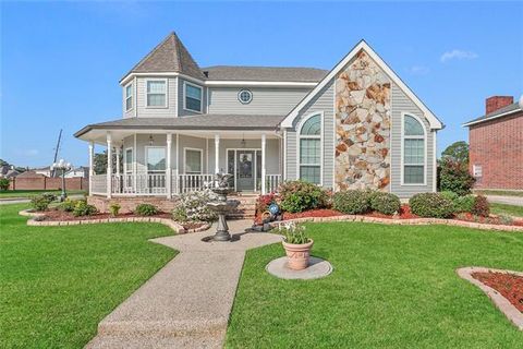 Photo of 3924 Lake Arrowhead Drive Dr, Harvey, LA 70058 (MLS # NO2549525)