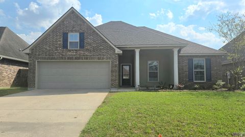 Photo of 10028 Savannah Jane Ln Ln, Baton Rouge, LA 70817 (MLS # BR2026005353)