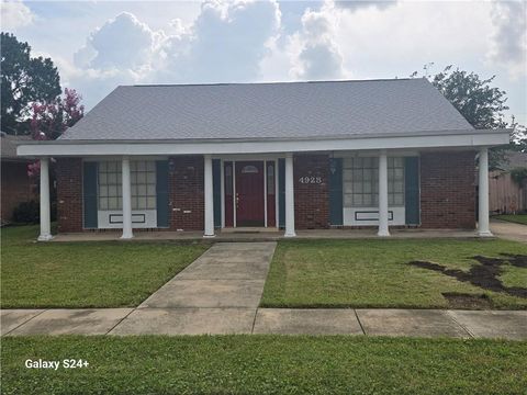 Photo of 4928 Robin Hood Drive Dr, New Orleans, LA 70128 (MLS # NO2539084)