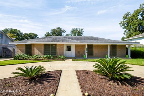 Photo of 404 Chateau Place, Lafayette, LA 70503 (MLS # 2600009092)