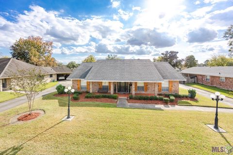 Photo of 12572 Parkwood Dr, Baton Rouge, LA 70815 (MLS # BR2026006296)