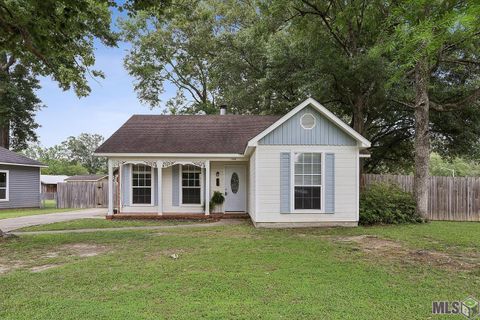 Photo of 11136 Village Green Dr Dr, Greenwell Springs, LA 70739 (MLS # BR2026007565)