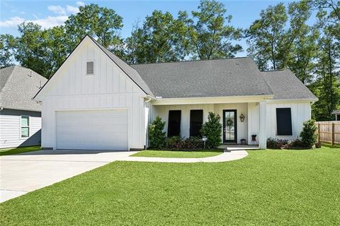 Photo of 4080 Monarch Lane Ln, Covington, LA 70433 (MLS # NO2552075)
