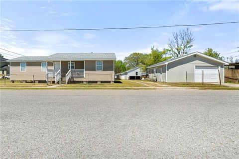 Photo of 401 Oak Avenue Ave, Harahan, LA 70123 (MLS # NO2548984)
