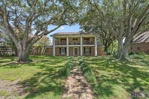 Photo of 1456 Lakeridge Dr Dr, Baton Rouge, LA 70802 (MLS # BR2025015299)