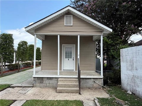 Photo of 924 Derbigny Street St, Gretna, LA 70053 (MLS # NO2571923)