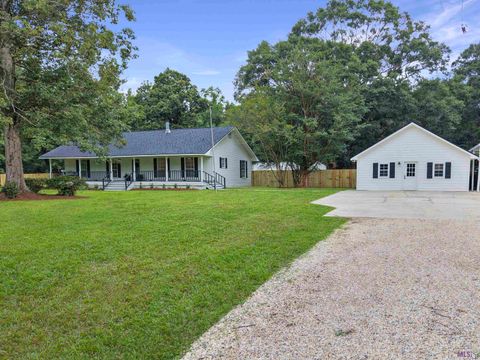 Photo of 9335 Jennifer Lynn Rd Rd, Denham Springs, LA 70706 (MLS # BR2026012213)