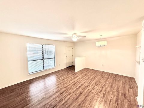 Photo of 5222 Buttercreek Ln Ln #E2, Baton Rouge, LA 70809 (MLS # BR2026003473)