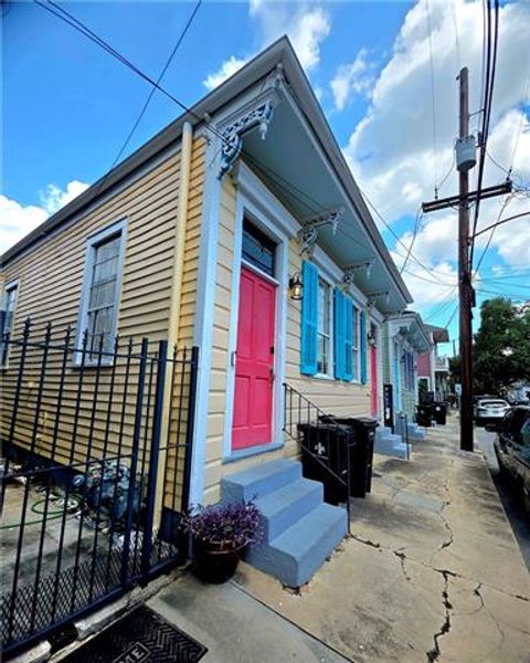 Photo of 2525 Laurel Street St, New Orleans, LA 70130 (MLS # NO2547506)