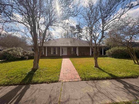 Photo of 1162 Kenilworth Pkwy Pkwy, Baton Rouge, LA 70808 (MLS # BR2026004813)