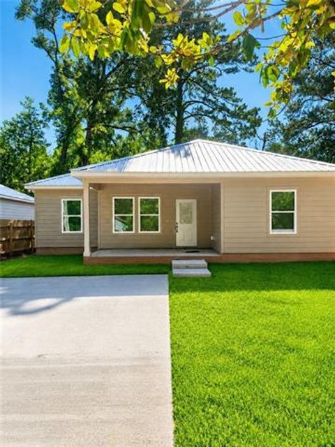Photo of 1419 N Hosmer Street St, Covington, LA 70433 (MLS # NO2560597)