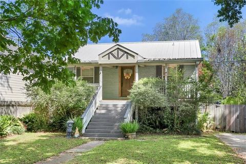 Photo of 1525 Mithra Street St, New Orleans, LA 70122 (MLS # NO2550115)