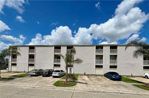 Photo of 2330 Edenborn Avenue Ave #319, Metairie, LA 70001 (MLS # NO2560370)