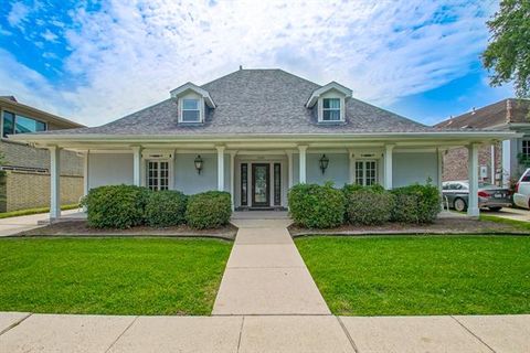 Photo of 5539 Bellaire Drive Dr, New Orleans, LA 70124 (MLS # NO2564220)