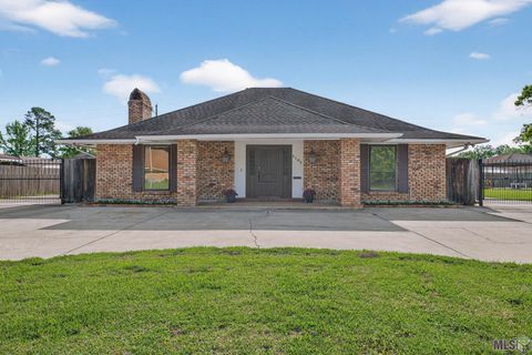 Photo of 2162 Capri Dr Dr, Baton Rouge, LA 70815 (MLS # BR2026006276)