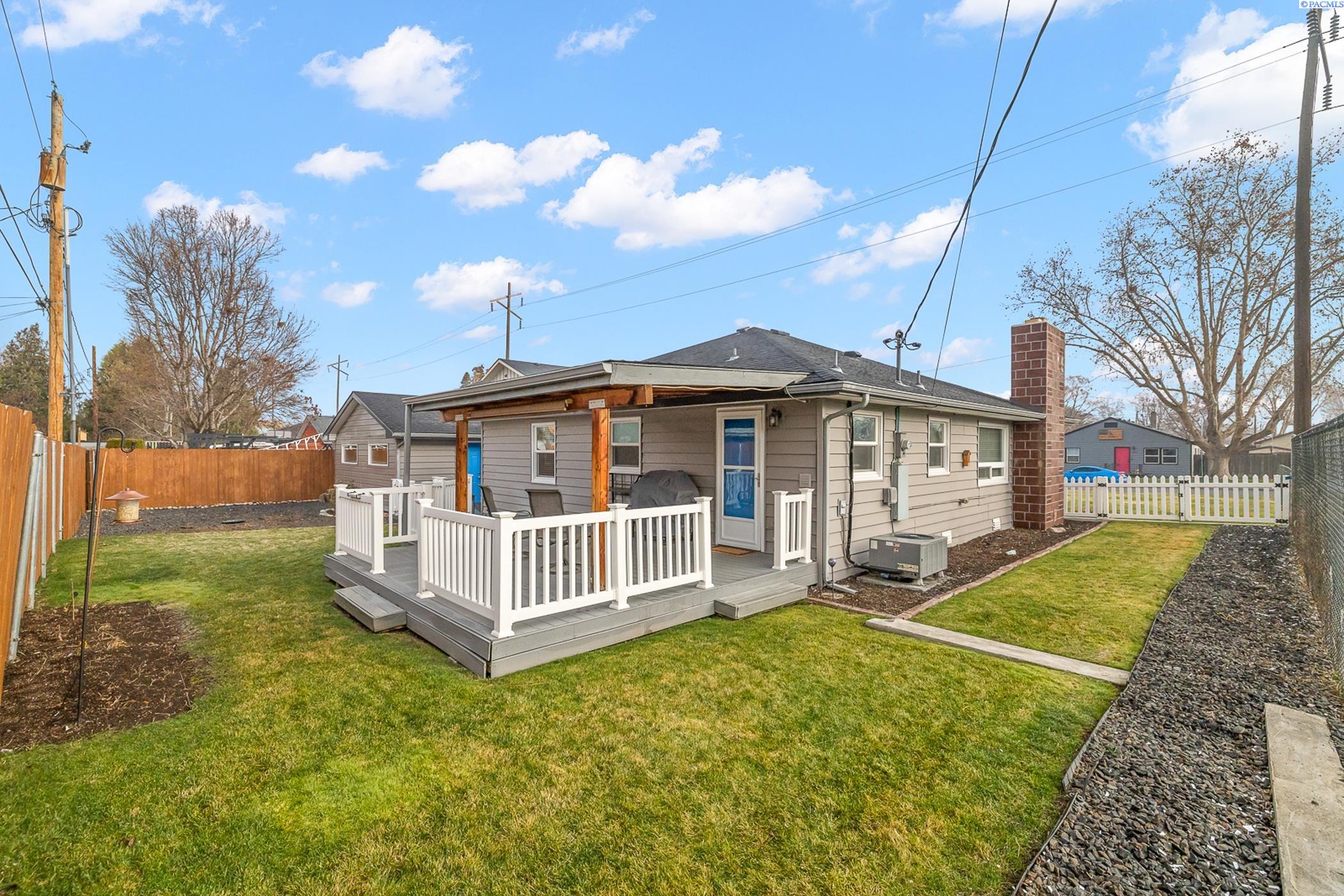 Richland, Washington 99354, United States, 3 Bedrooms Bedrooms, ,1 BathroomBathrooms,Residential,Pending,17414