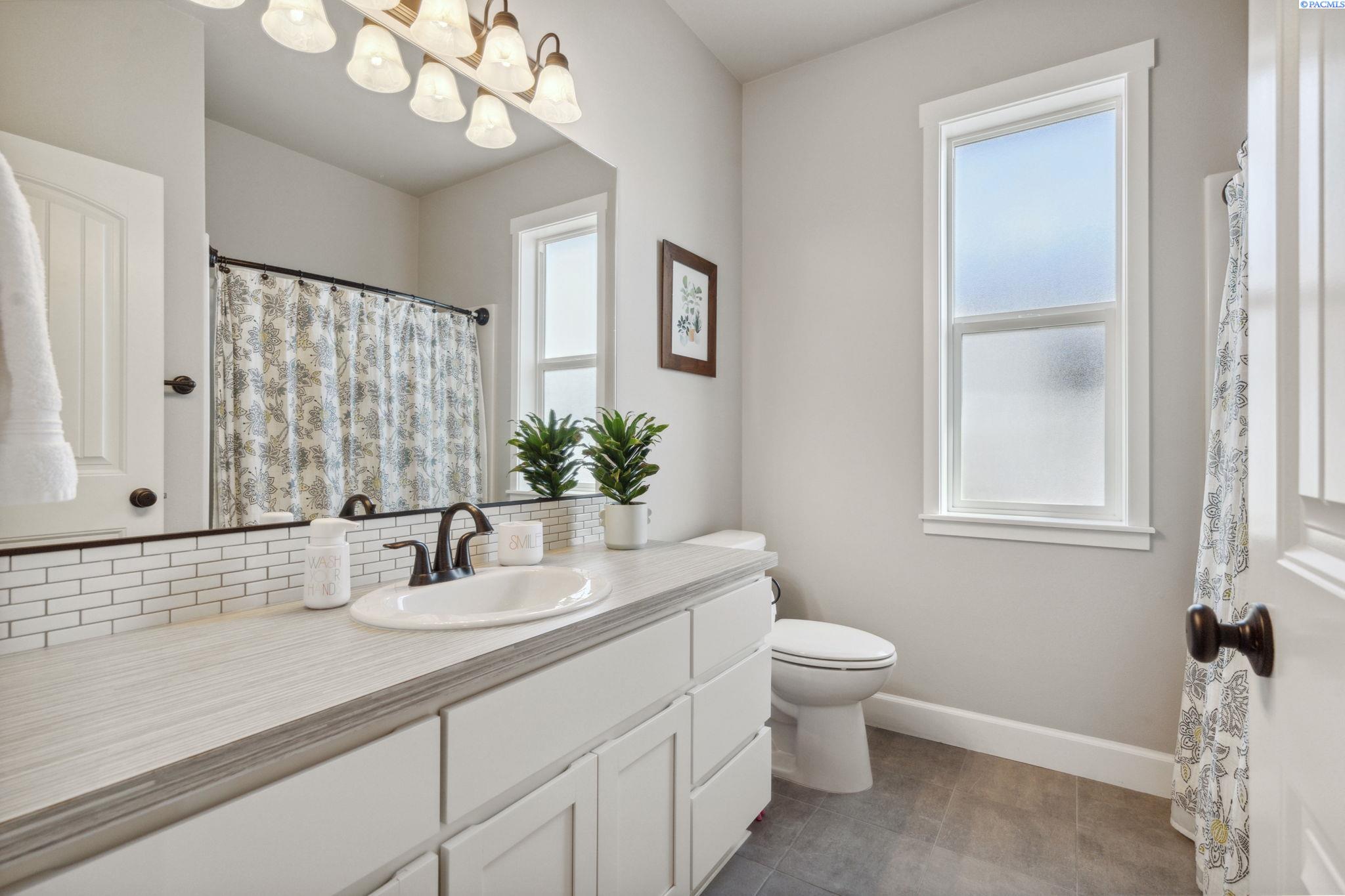 Pasco, Washington 99301, United States, 4 Bedrooms Bedrooms, ,3 BathroomsBathrooms,Residential,Active,124903