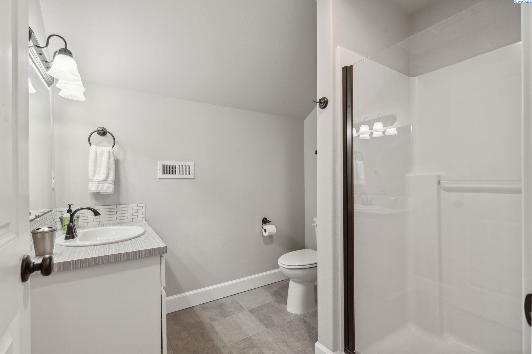 Pasco, Washington 99301, United States, 4 Bedrooms Bedrooms, ,3 BathroomsBathrooms,Residential,Active,124903