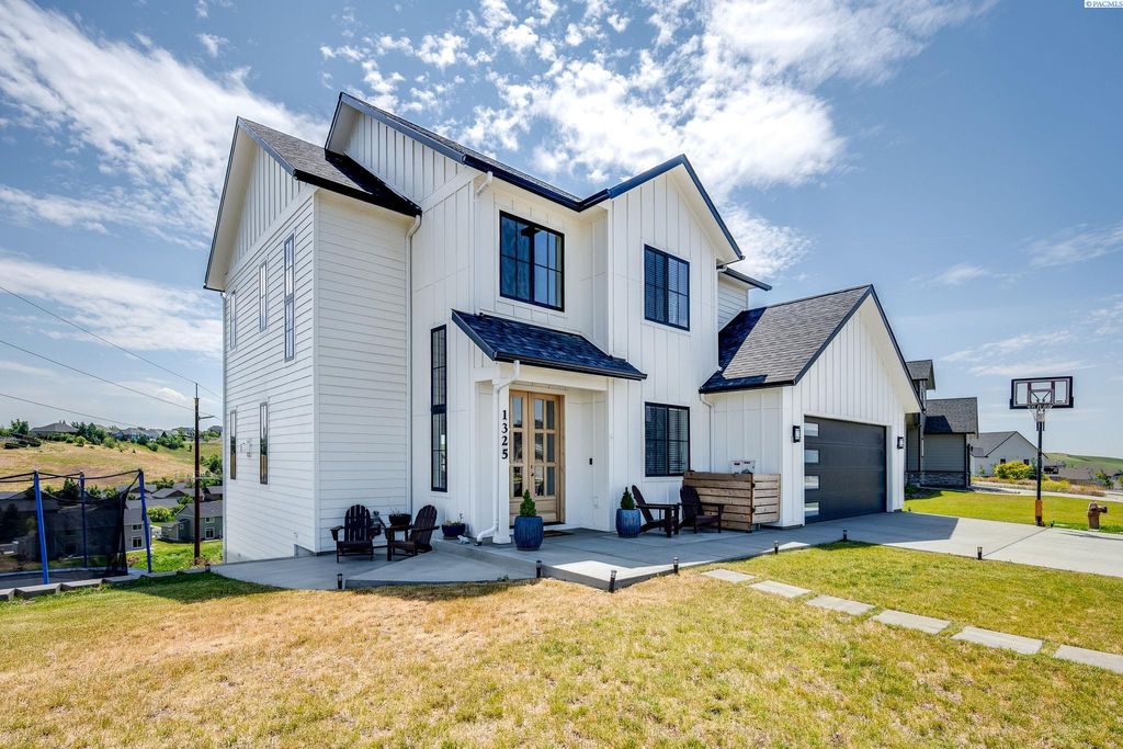 Photo of 1325 SW Panorama Drive, Pullman, WA 99163 (MLS # 285344)