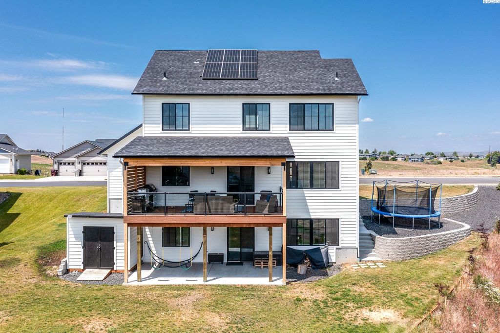 Photo of 1325 SW Panorama Drive, Pullman, WA 99163 (MLS # 285344)