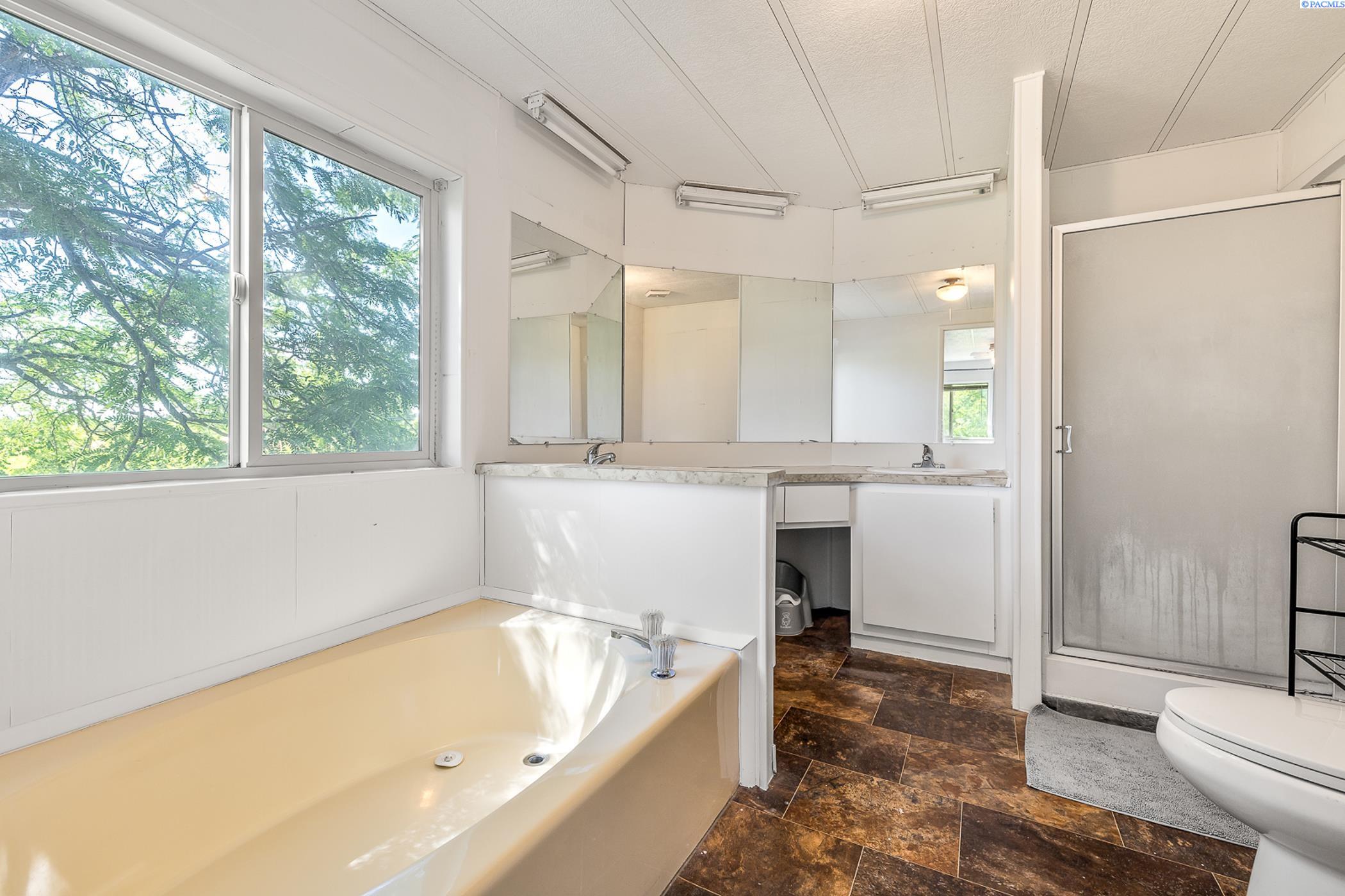 Benton City, Washington 99320, United States, 3 Bedrooms Bedrooms, ,2 BathroomsBathrooms,Residential,Active,178111