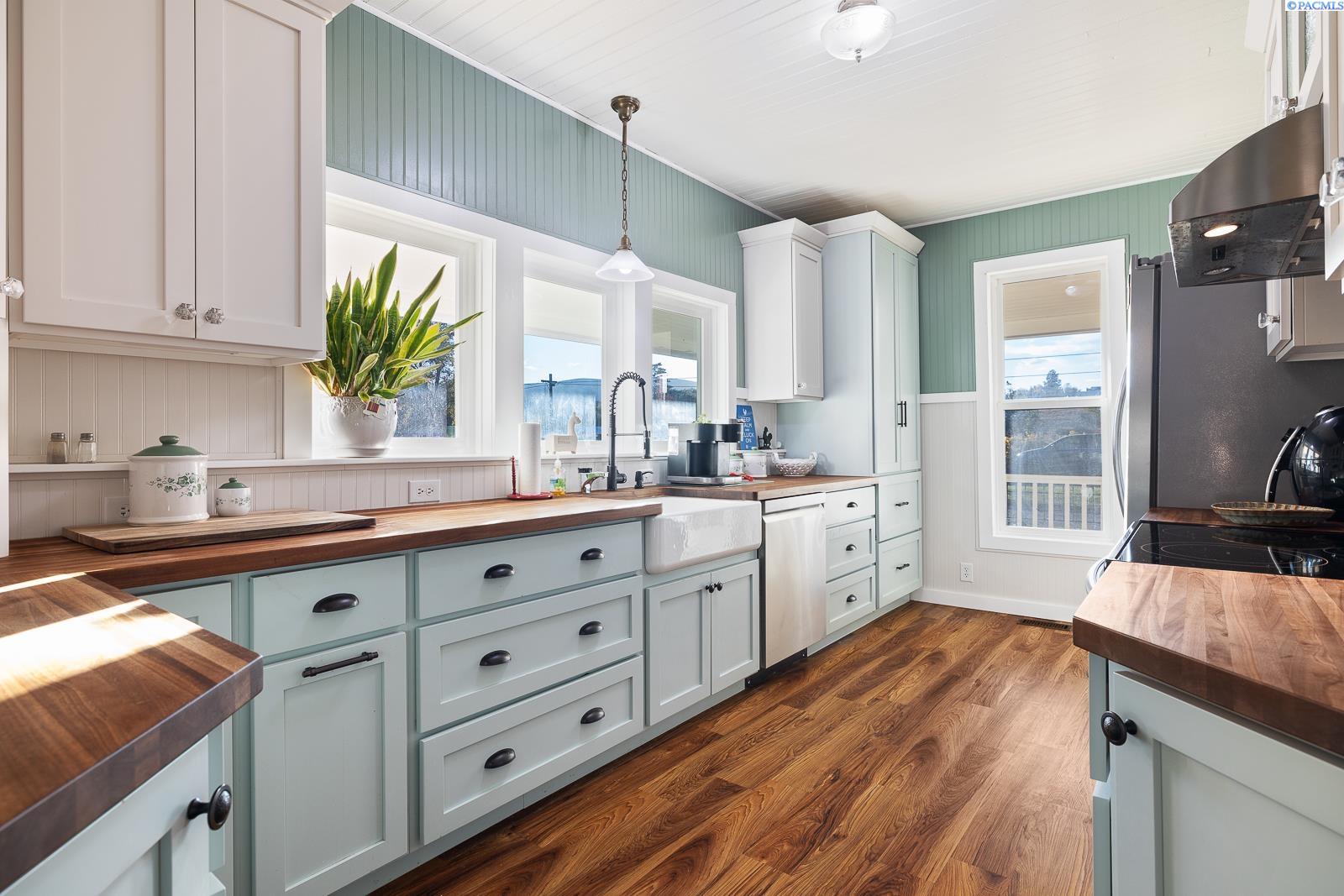 Benton City, Washington 99320, United States, 4 Bedrooms Bedrooms, ,3 BathroomsBathrooms,Residential,Pending,124854