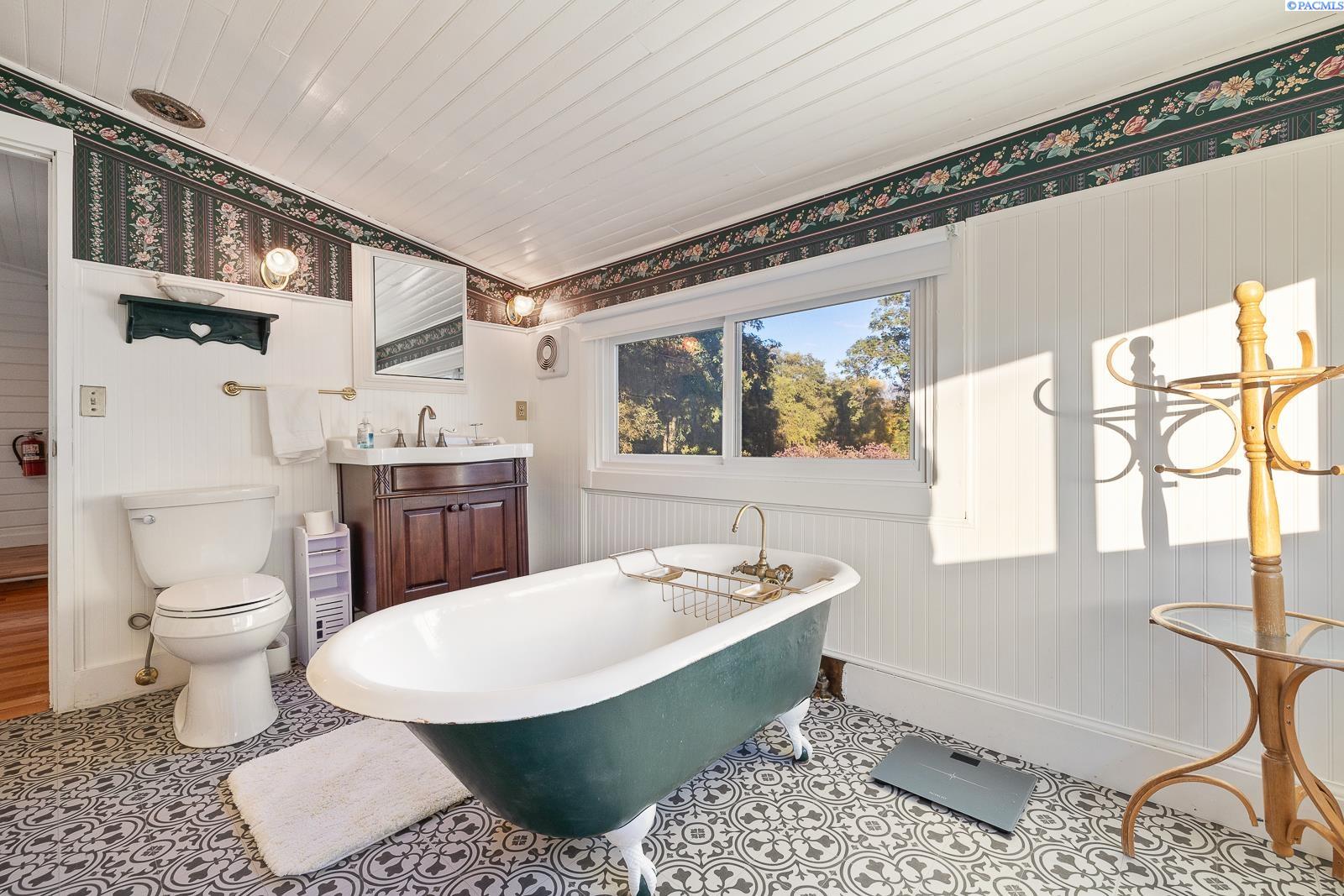 Benton City, Washington 99320, United States, 4 Bedrooms Bedrooms, ,3 BathroomsBathrooms,Residential,Pending,124854