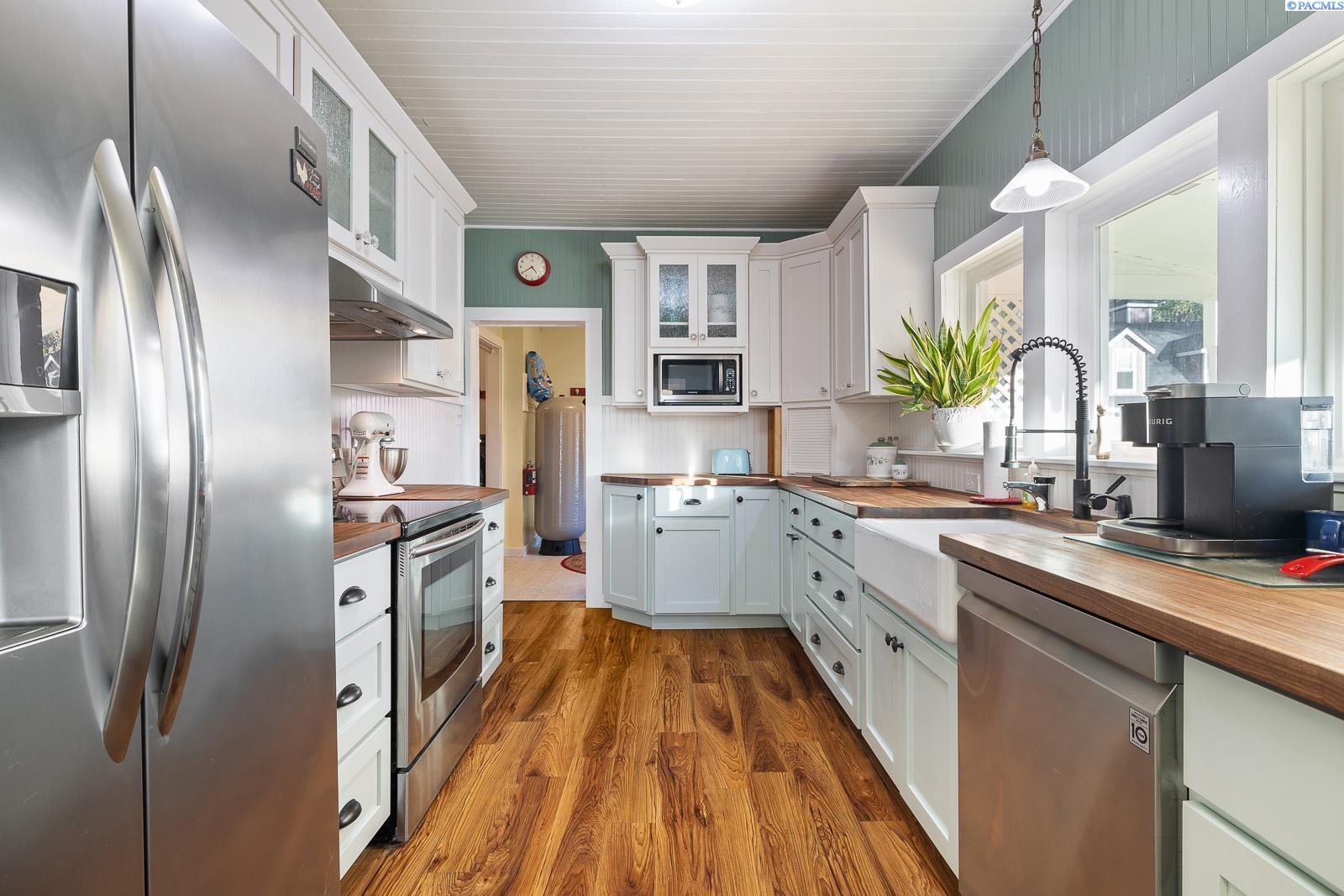 Benton City, Washington 99320, United States, 4 Bedrooms Bedrooms, ,3 BathroomsBathrooms,Residential,Pending,124854