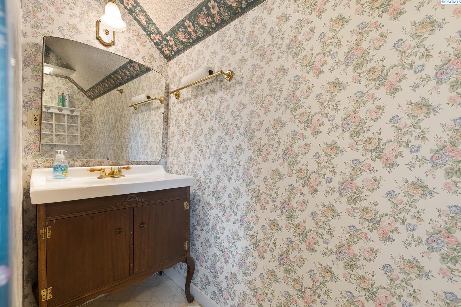 Benton City, Washington 99320, United States, 4 Bedrooms Bedrooms, ,3 BathroomsBathrooms,Residential,Pending,124854