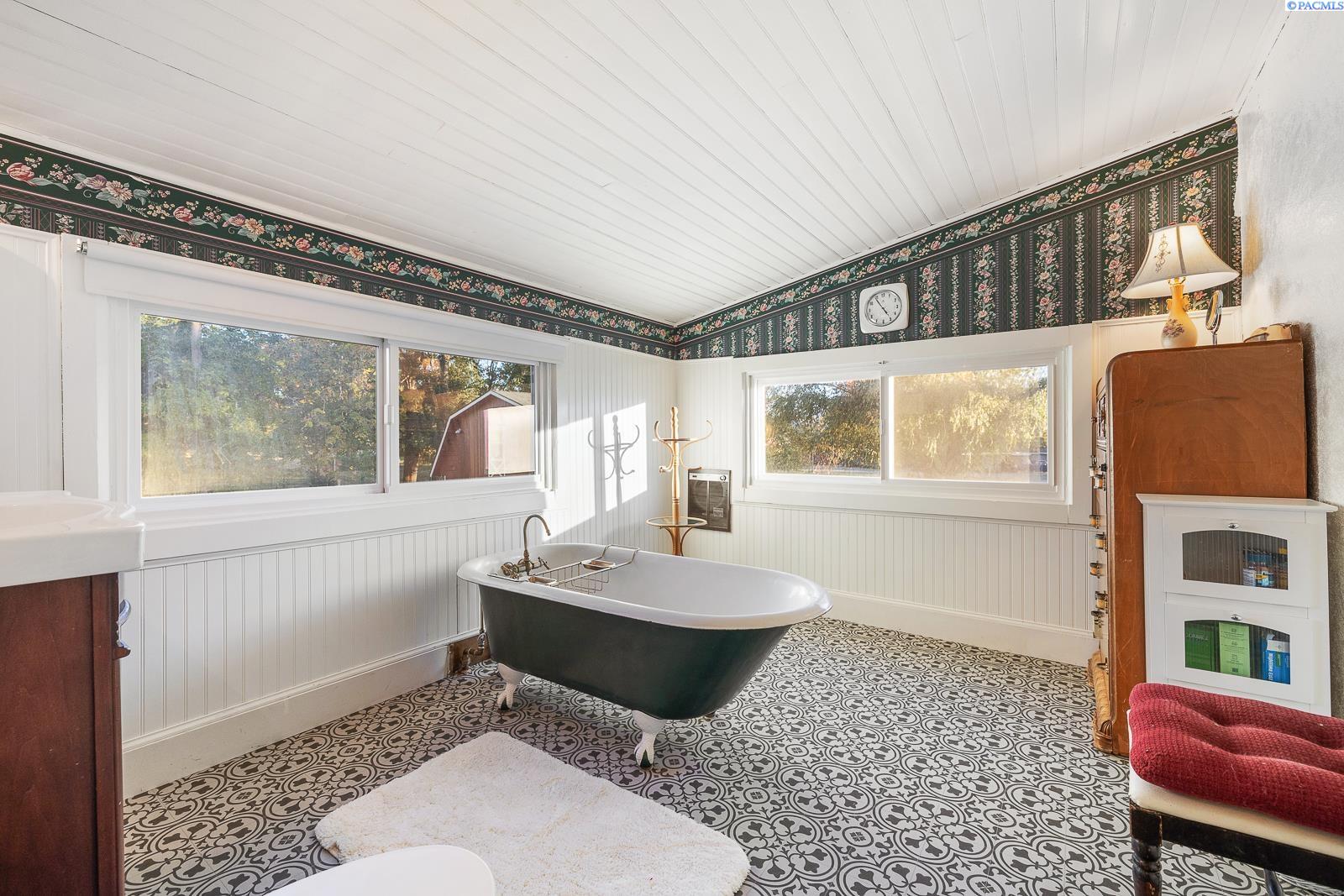 Benton City, Washington 99320, United States, 4 Bedrooms Bedrooms, ,3 BathroomsBathrooms,Residential,Pending,124854