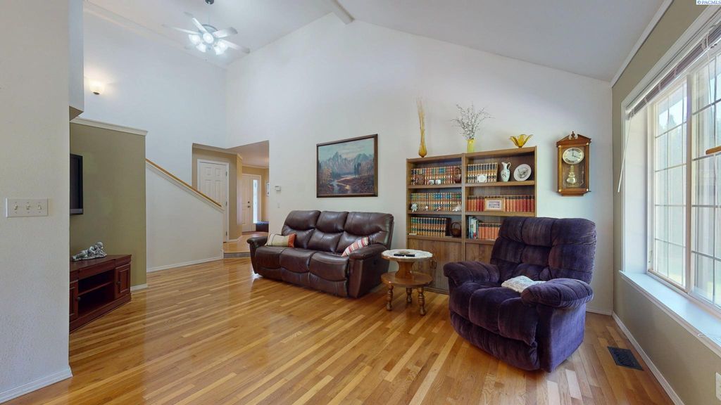 Photo of 470 NW Robert St, Pullman, WA 99163 (MLS # 285191)