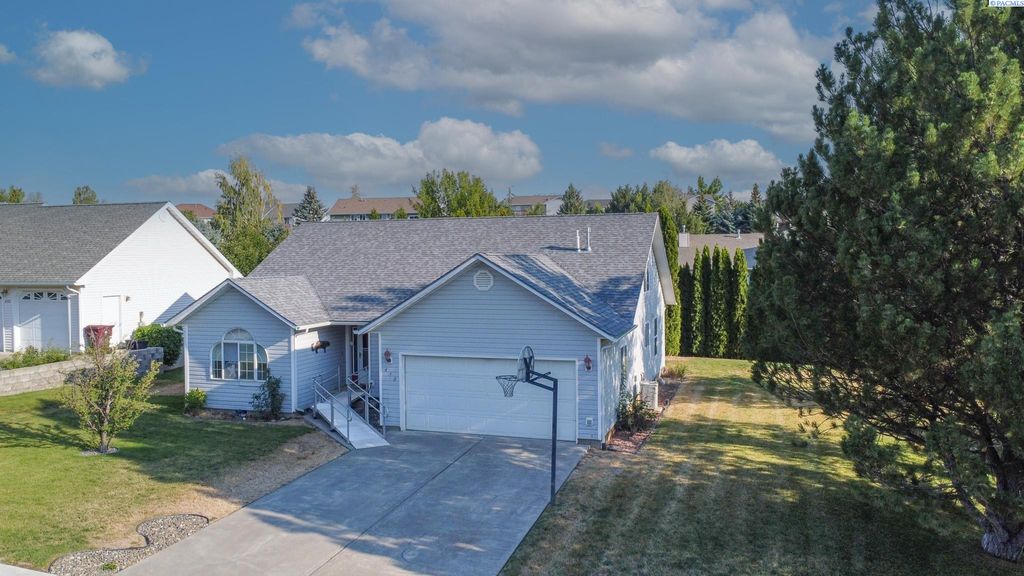 Photo of 470 NW Robert St, Pullman, WA 99163 (MLS # 285191)