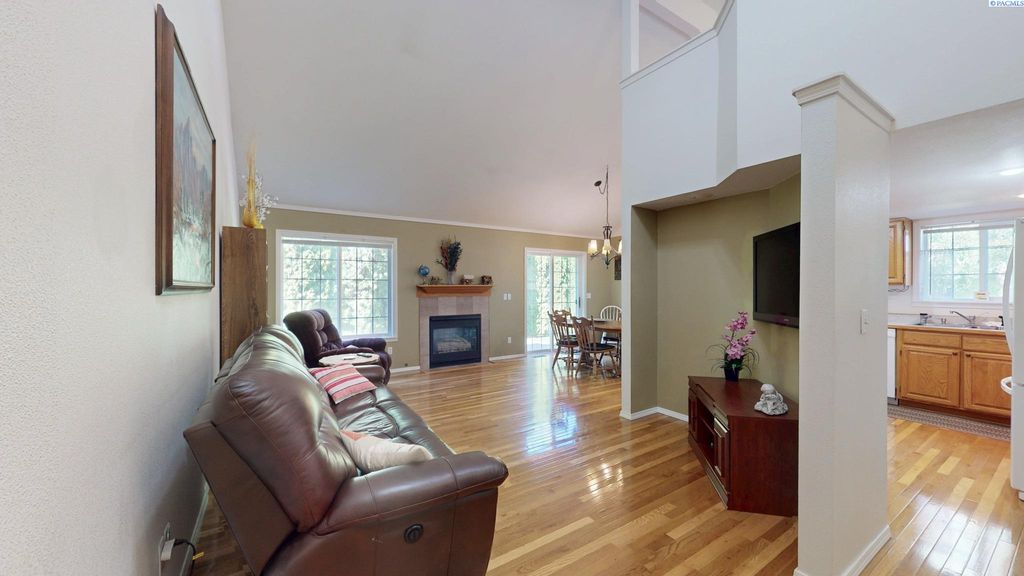 Photo of 470 NW Robert St, Pullman, WA 99163 (MLS # 285191)