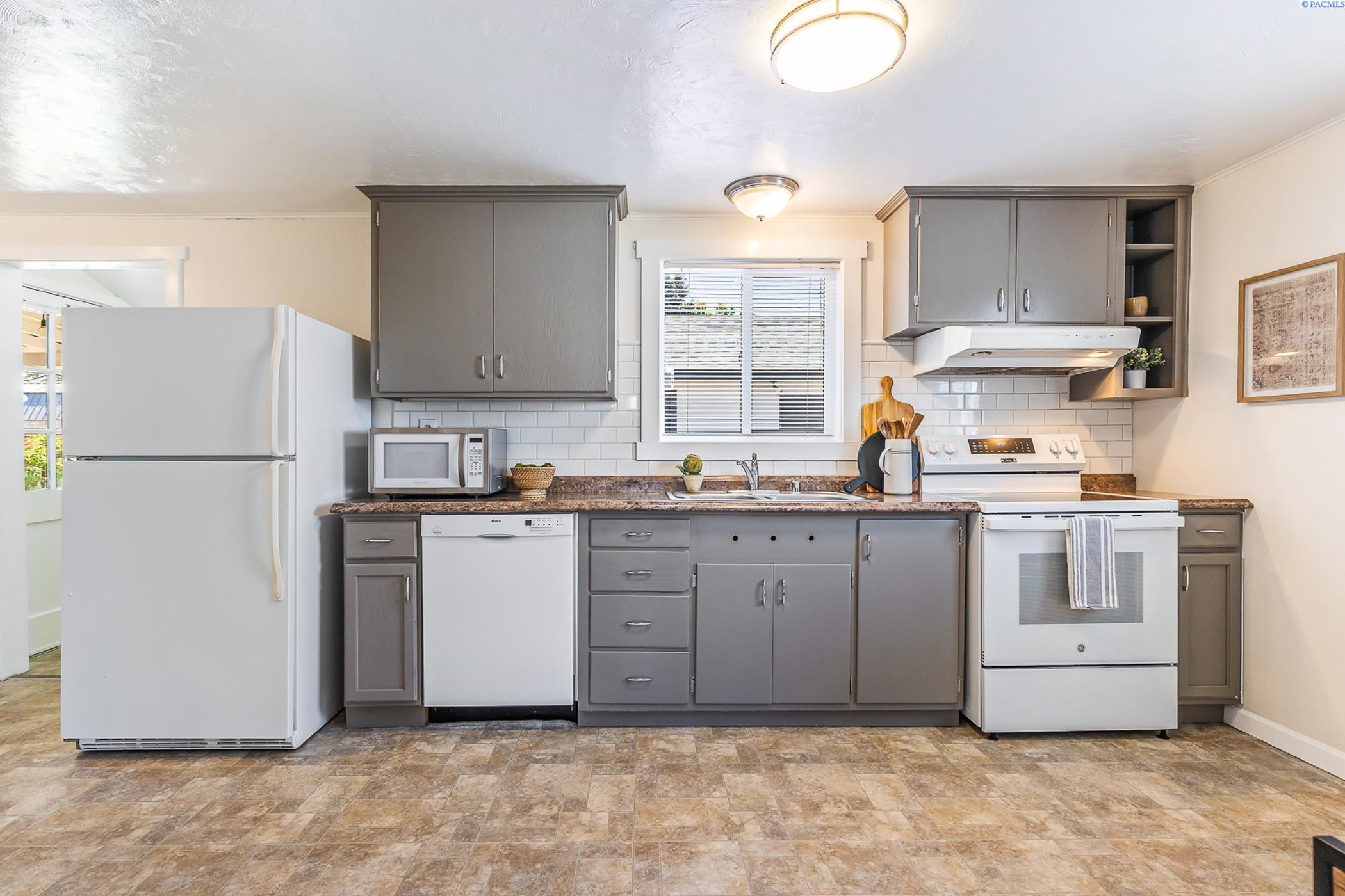 Richland, Washington 99354, United States, 3 Bedrooms Bedrooms, ,1 BathroomBathrooms,Residential,Pending,159749