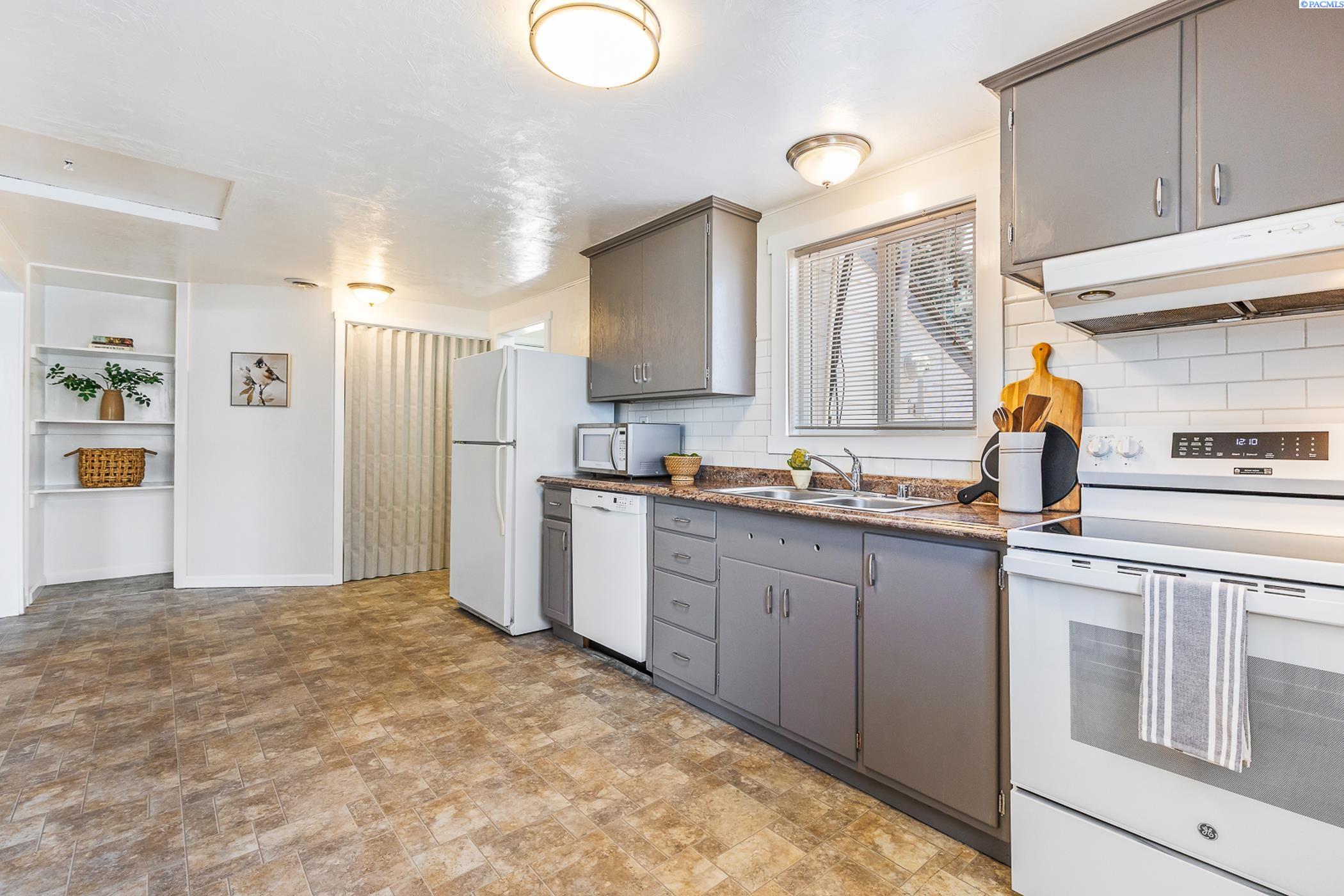 Richland, Washington 99354, United States, 3 Bedrooms Bedrooms, ,1 BathroomBathrooms,Residential,Pending,159749