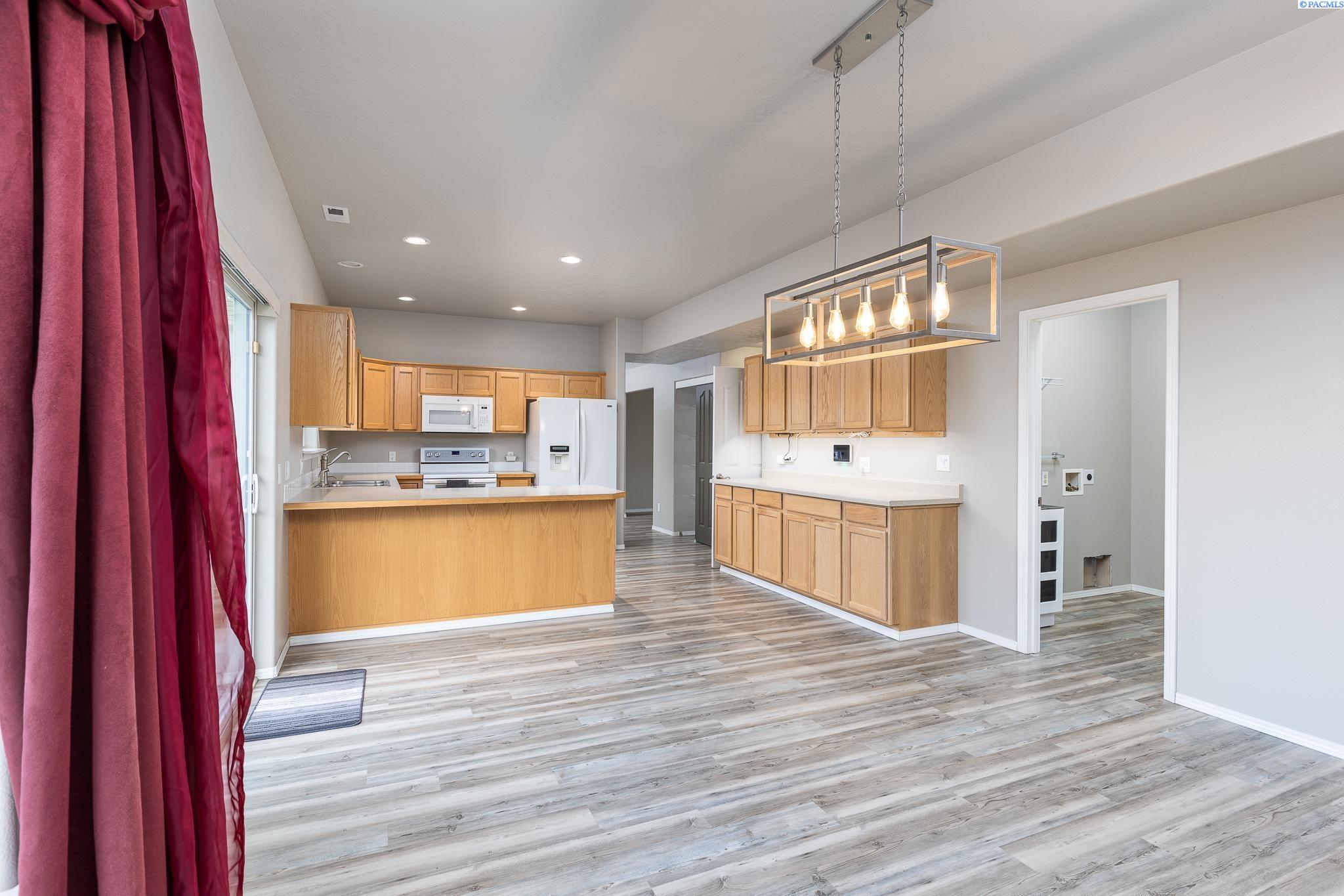 Pasco, Washington 99301, United States, 6 Bedrooms Bedrooms, ,4 BathroomsBathrooms,Residential,Active,1494