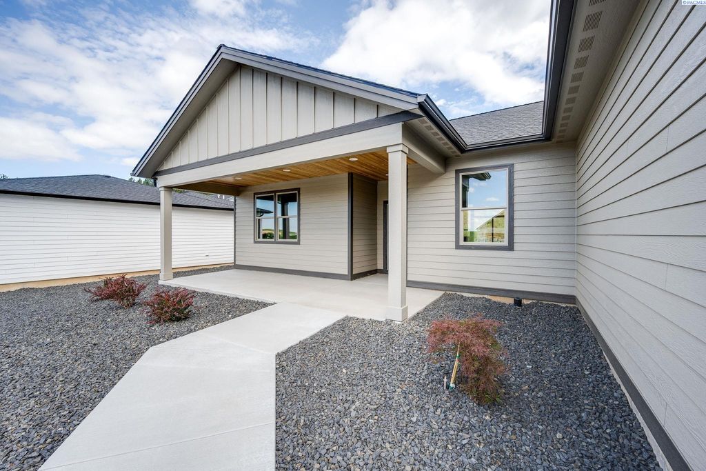 Photo of 590 SW Wallowa St, Pullman, WA 99163 (MLS # 285630)