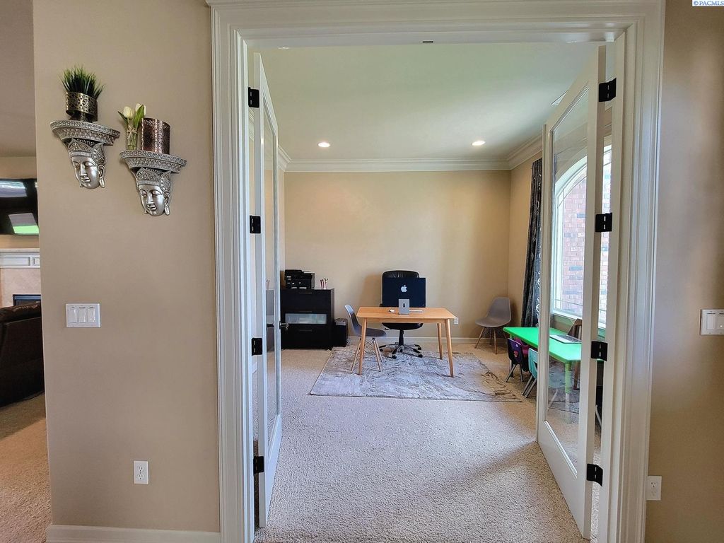 Photo of 439 Golden Drive, Richland, WA 99352 (MLS # 285822)