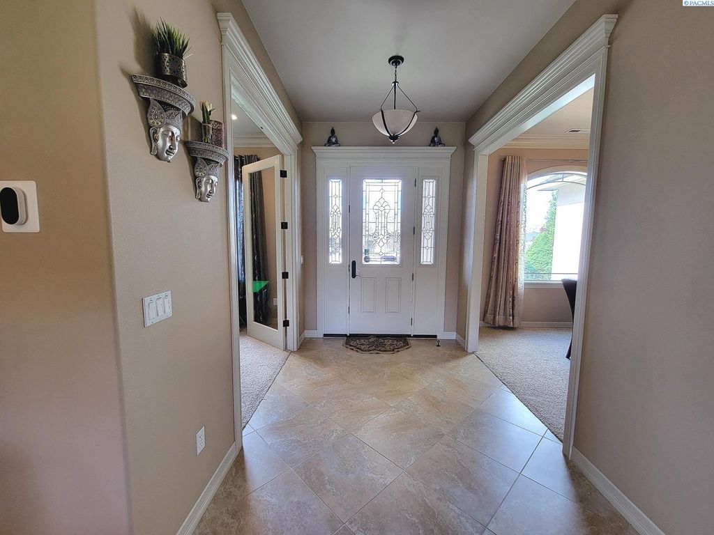 Photo of 439 Golden Drive, Richland, WA 99352 (MLS # 285822)