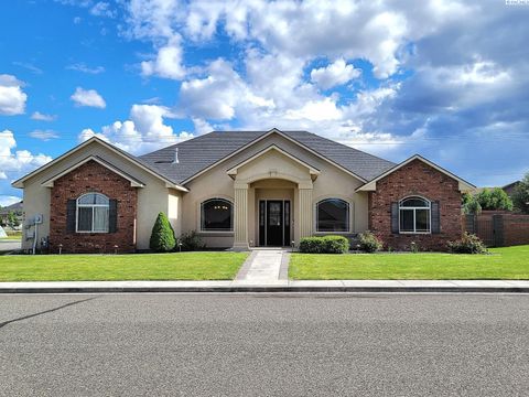 Photo of 439 Golden Drive, Richland, WA 99352 (MLS # 285822)