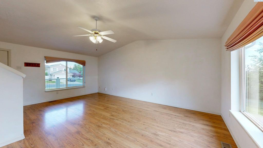 Photo of 1625 NW Valhalla Dr, Pullman, WA 99163 (MLS # 284375)