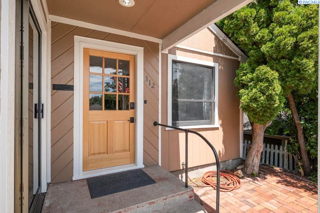 Photo of 312 NW Harrison St, Pullman, WA 99163 (MLS # 284914)