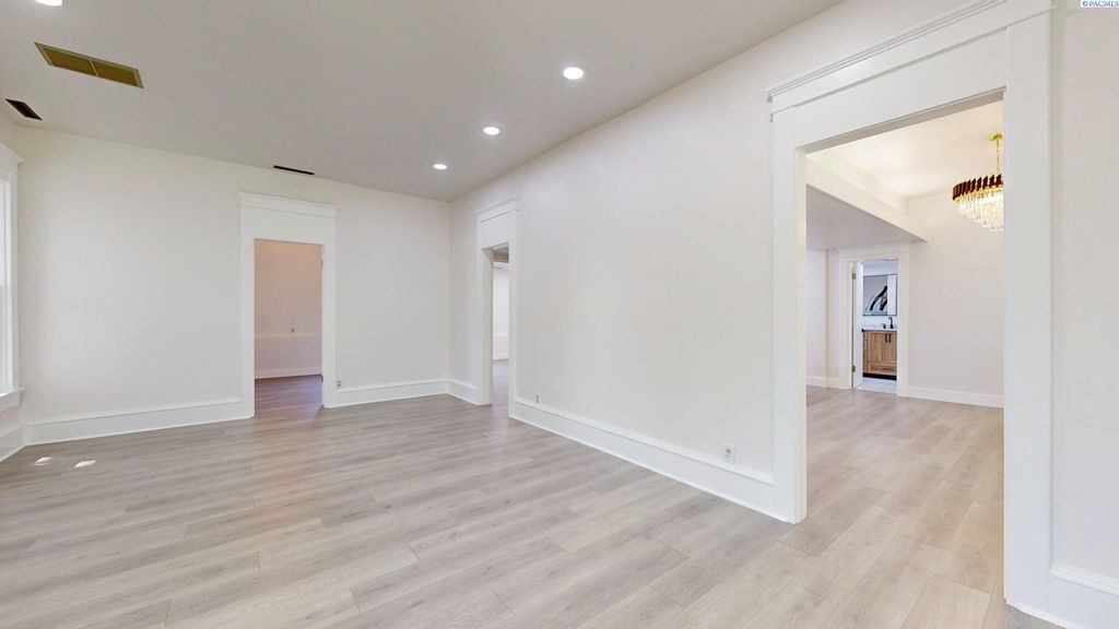 Photo of 715 NW Ritchie St, Pullman, WA 99163 (MLS # 285411)