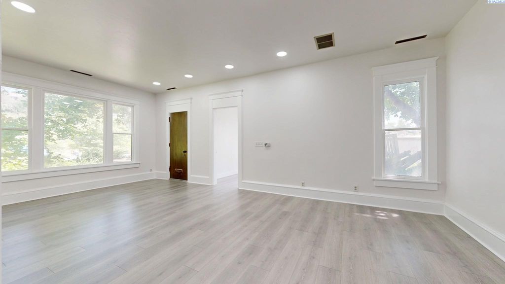 Photo of 715 NW Ritchie St, Pullman, WA 99163 (MLS # 285411)
