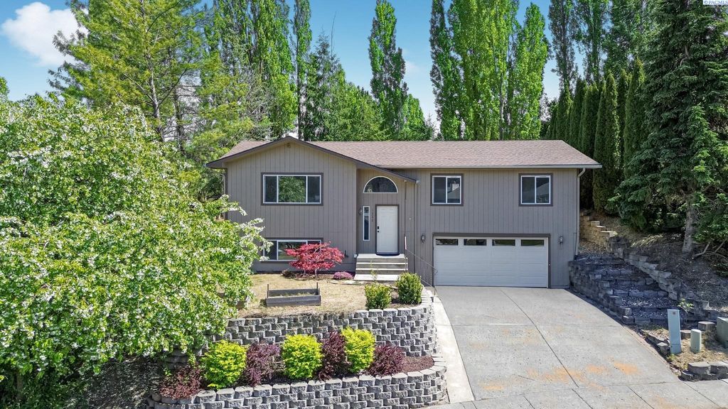 Photo of 1220 SW Wadleigh Dr, Pullman, WA 99163 (MLS # 284063)