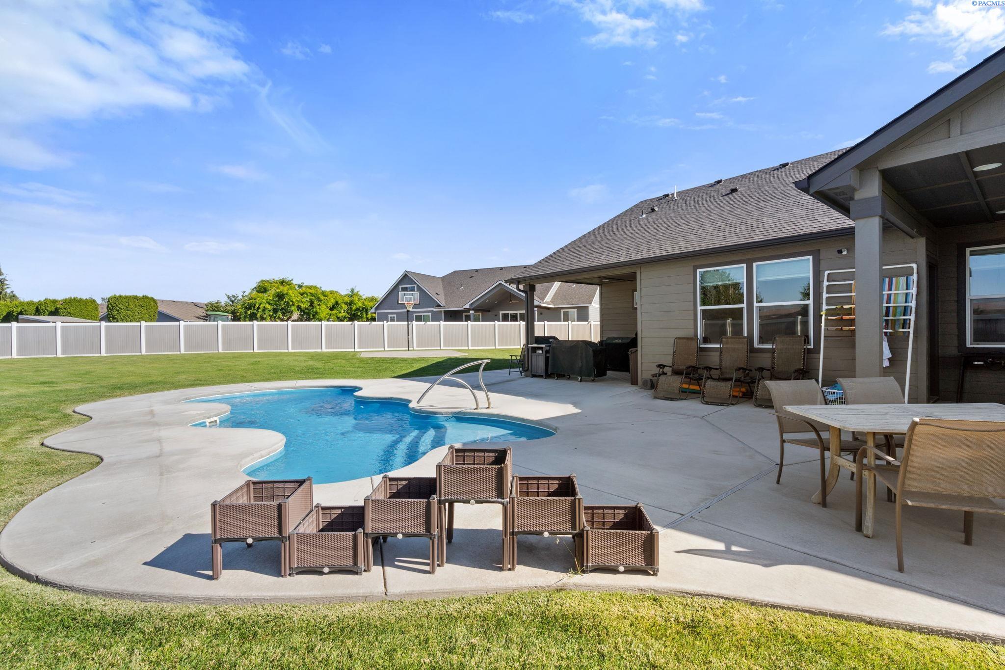 Zillah, Washington 98953, United States, 3 Bedrooms Bedrooms, ,3 BathroomsBathrooms,Residential,Pending,39630