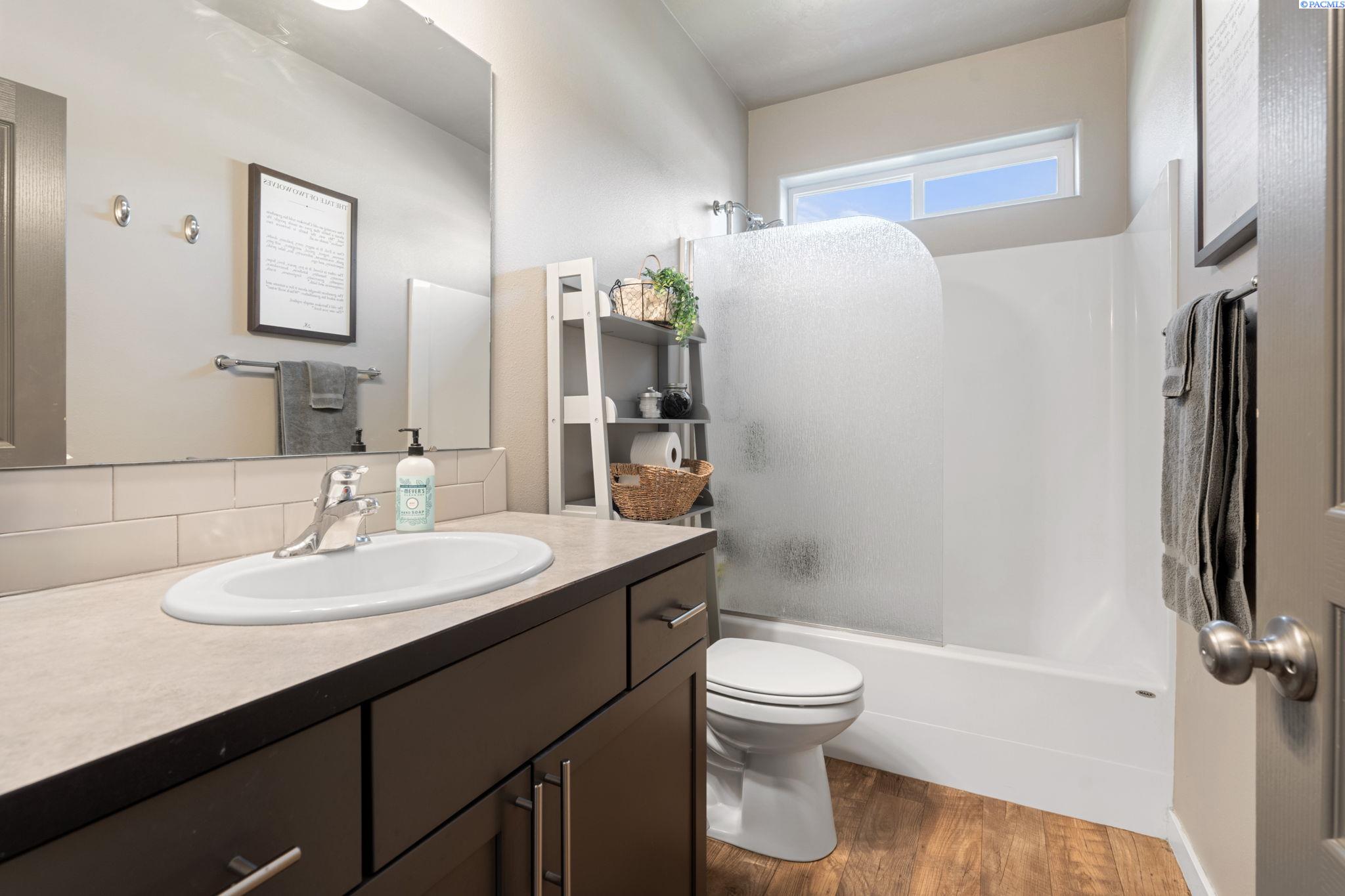 Zillah, Washington 98953, United States, 3 Bedrooms Bedrooms, ,3 BathroomsBathrooms,Residential,Pending,39630