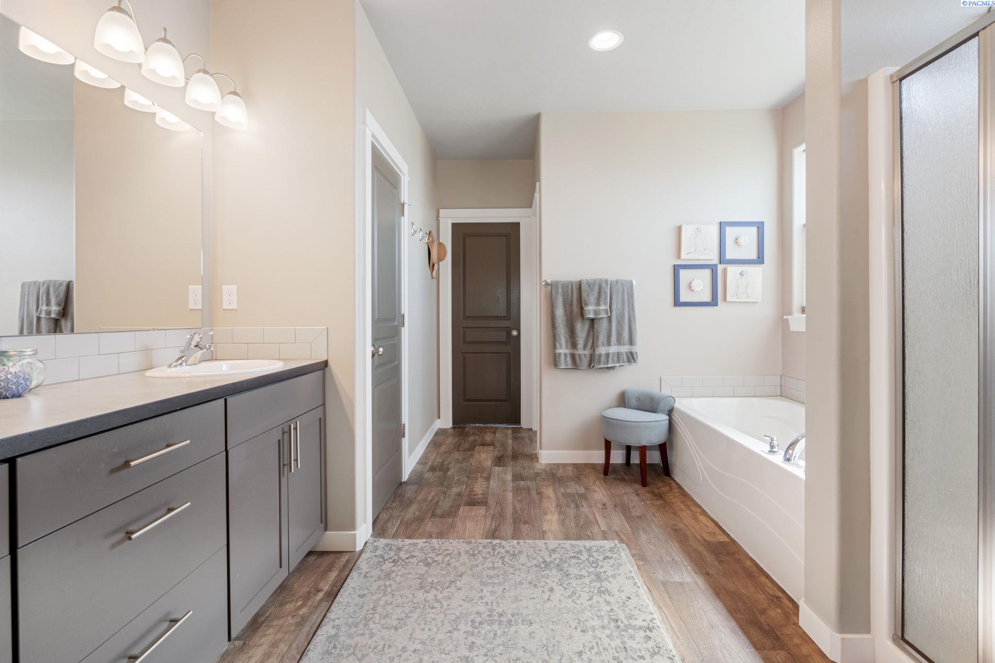 Zillah, Washington 98953, United States, 3 Bedrooms Bedrooms, ,3 BathroomsBathrooms,Residential,Pending,39630