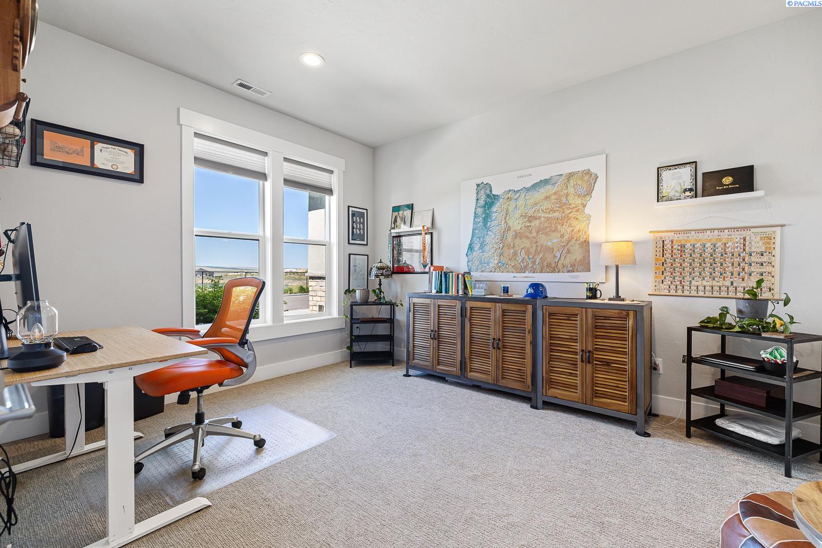 Richland, Washington 99352, United States, 3 Bedrooms Bedrooms, ,3 BathroomsBathrooms,Residential,Pending,124869