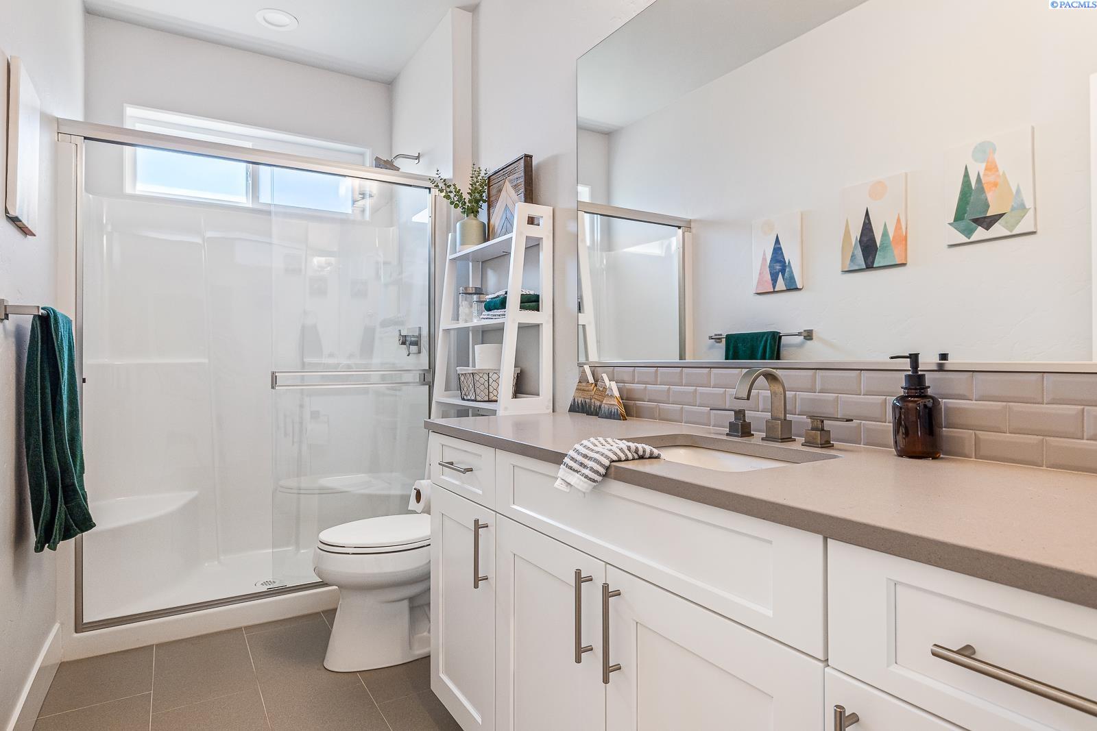 Richland, Washington 99352, United States, 3 Bedrooms Bedrooms, ,3 BathroomsBathrooms,Residential,Pending,124869